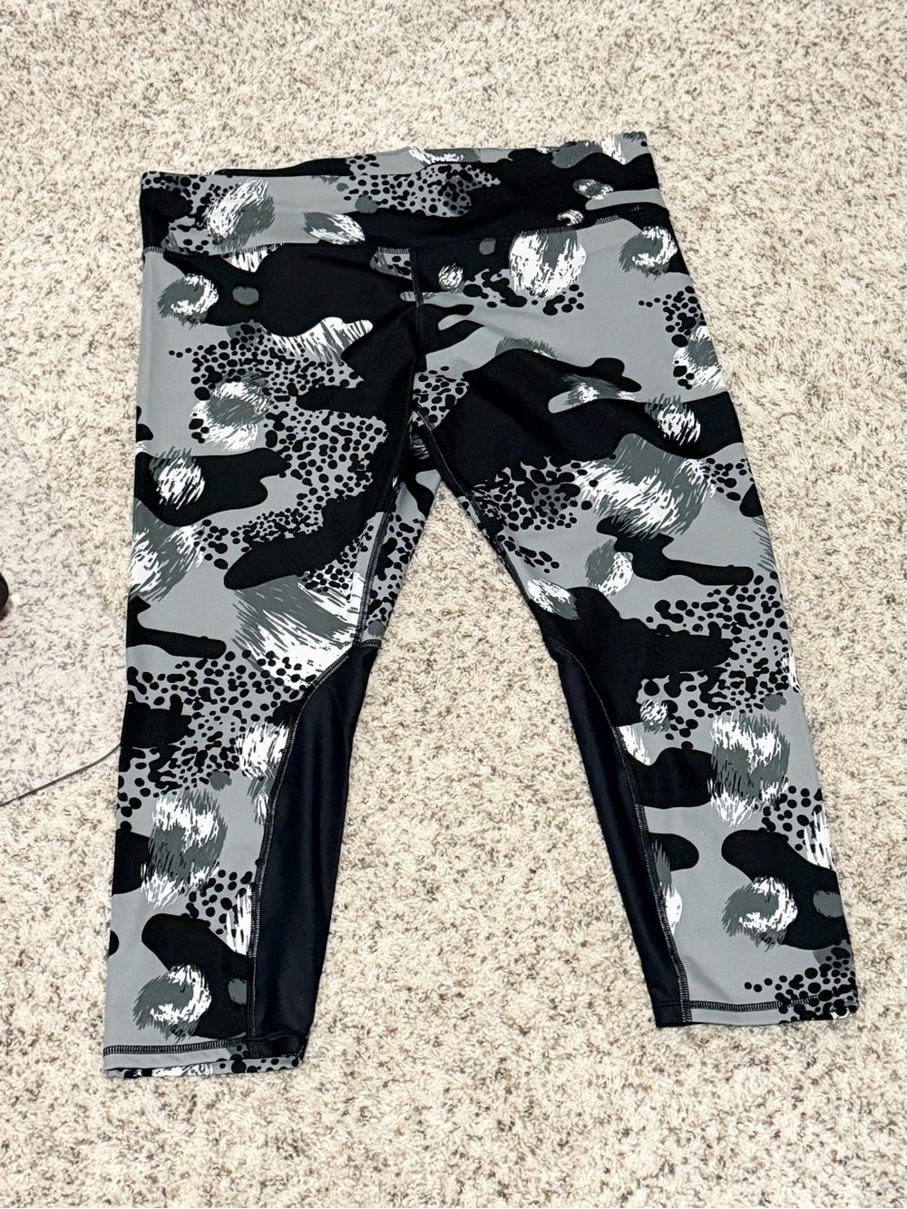 Under Armour women’s apparel leggings grey and black camo pattern XXL